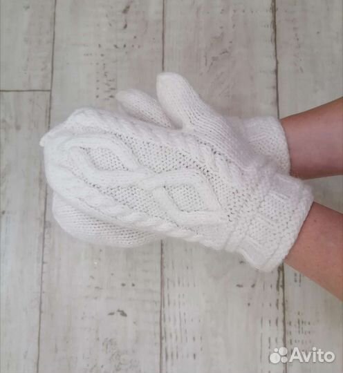 Варежки белые из козьего пуха