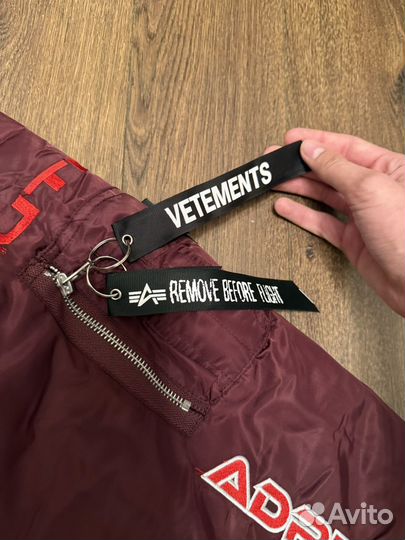 Бомбер vetements alpha industries на руках