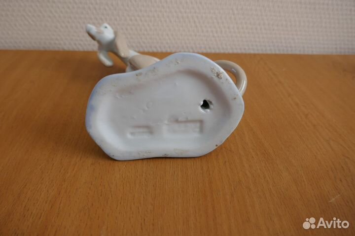 Фарфоровая статуэтка Собака с косточкой.16 см