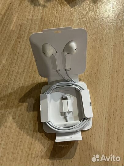 Оригинальные наушники Apple EarPods Lightning