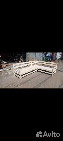 Уголок. Из дерева в беседку