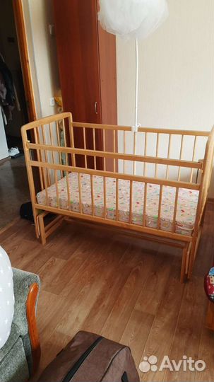Детская кроватка с маятником