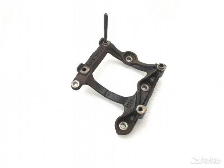 Кронштейн компрессора кондиционера Toyota Camry