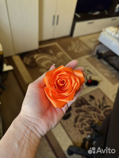 Розы из атласных лент