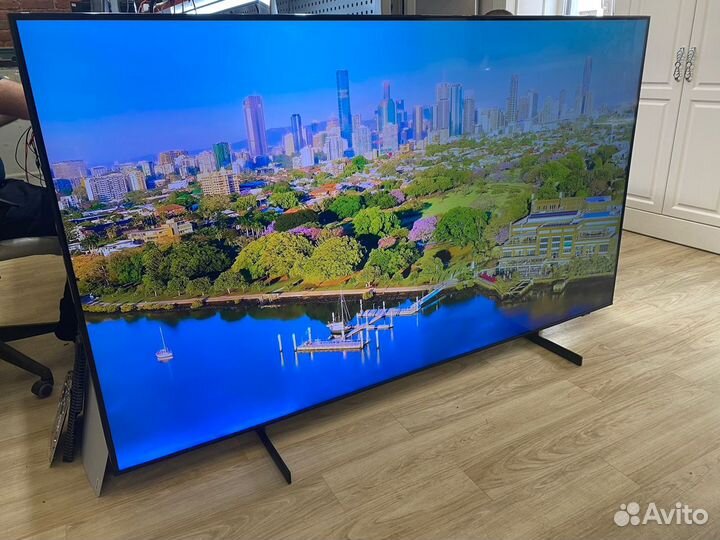 Огромный 4K телевизор Samsung UE85AU8000u