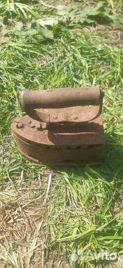 Старый угольный чугунный утюг