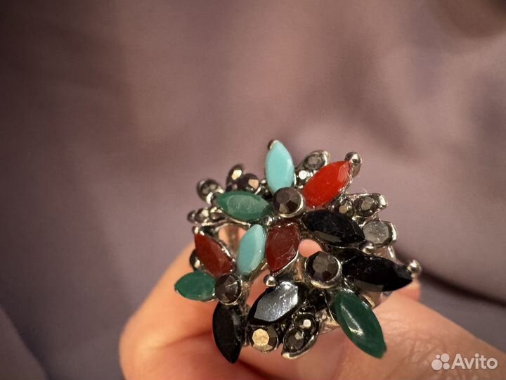 Кольцо металлическое с разноцветными камнями