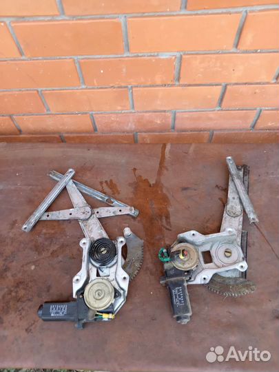 Стеклоподьемник задние на джип гранд чероки 5.2 л