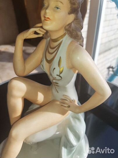 Дама в купальнике фарфоровая