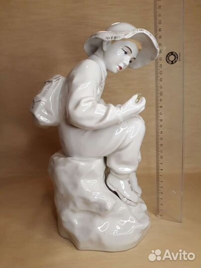 Фарфоровая статуэтка Юный геолог