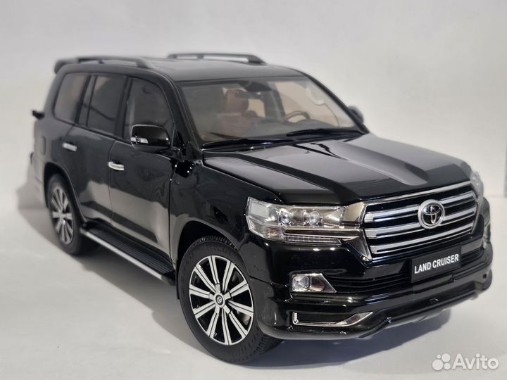 1:18 модель Toyota Land Cruiser 200