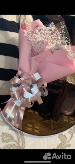 Букет из атласных лент с косметикой