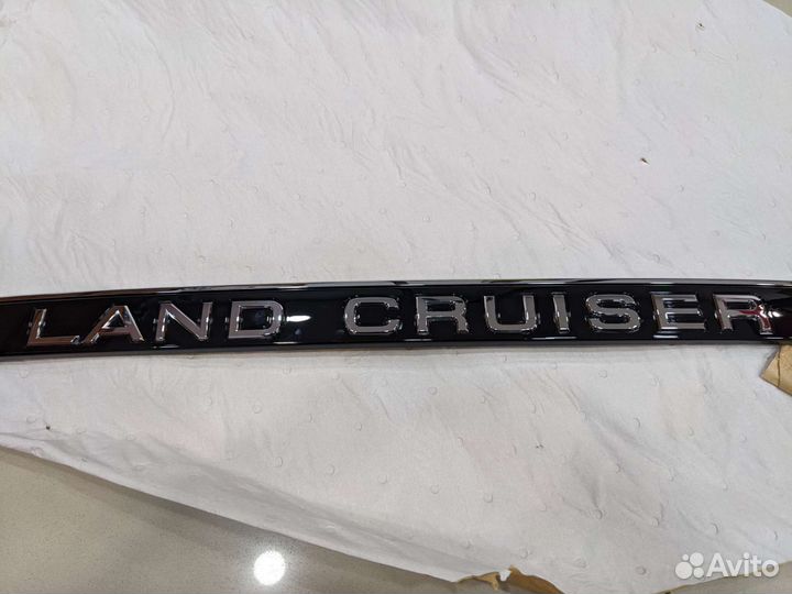 Молдинг крышки багажника land cruiser 100 черный