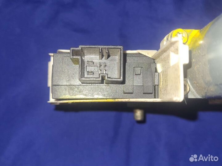 Моторчик стеклоподъемника audi A6 правый передний