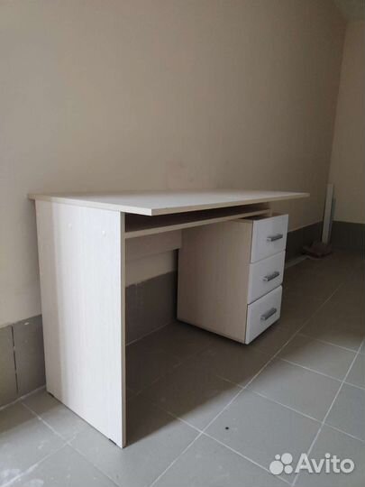 Кровать детская с матрасом, стол письменный