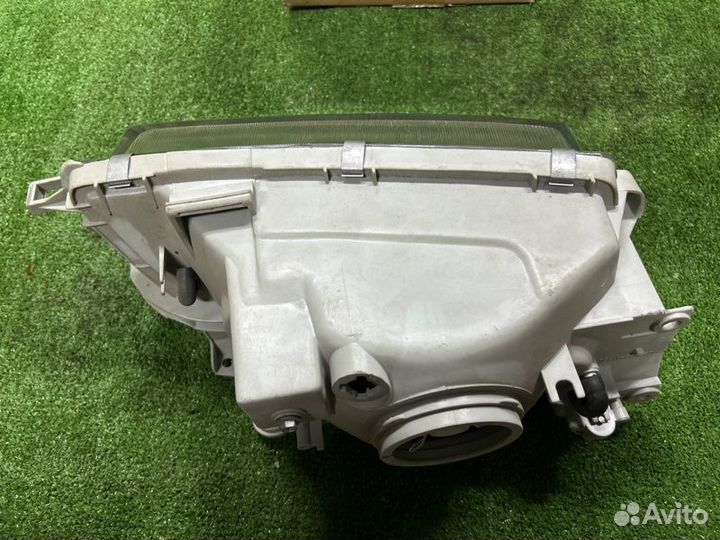 Фара галогеновая передняя правая Toyota Corona