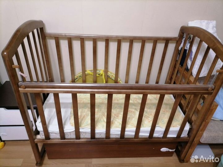 Детская кроватка с маятником и ящиком