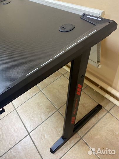 Игровой геймерский компьютерный стол с подсветкой