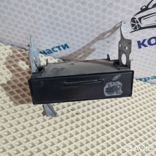 Минибардачок, заглушка Toyota Vitz SCP10