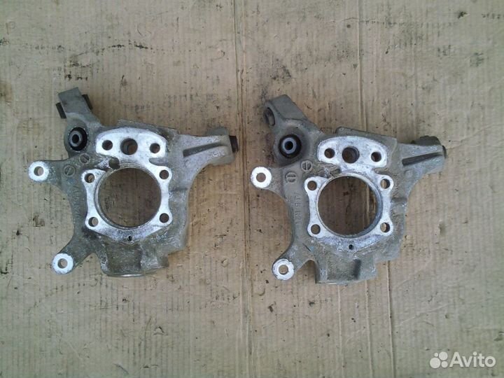 Поворотный кулак задний правый Nissan Teana J31