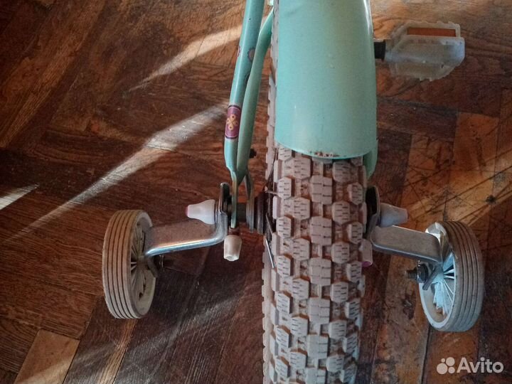 Детский велосипед с боковыми колесиками