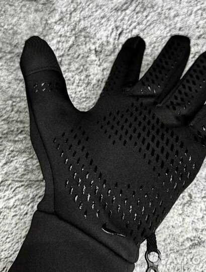 Перчатки Nike для активной жизни в зиме