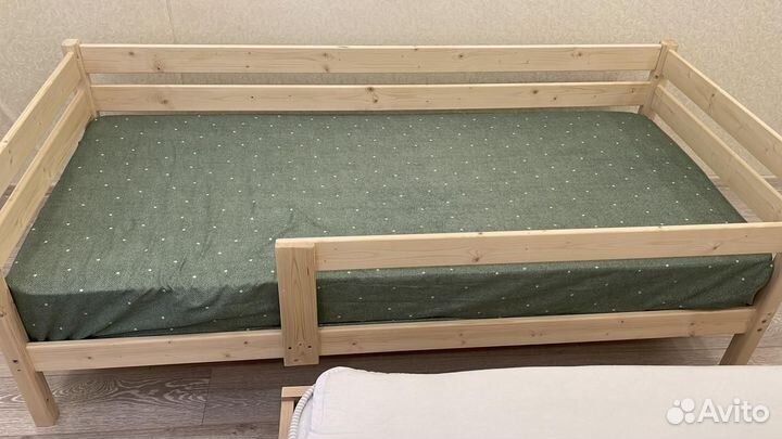 Детская кровать с защитным бортиком