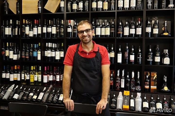 Сотрудник магазина гастрономии