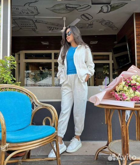 Женский спортивный костюм