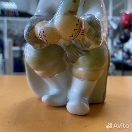 Фарфоровая статуэтка рыбака с рыбкой