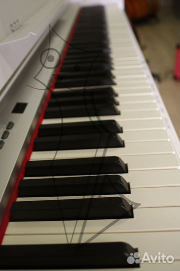 Цифровое пианино белое витринный образец