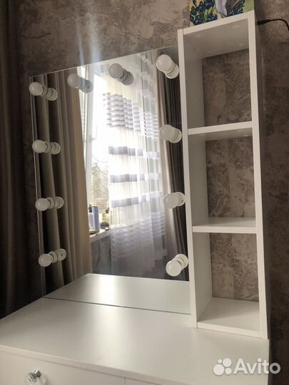 Гримерное зеркало с лампочками и столом