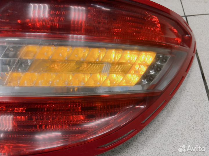 Фонарь задний правый Mercedes W204 C