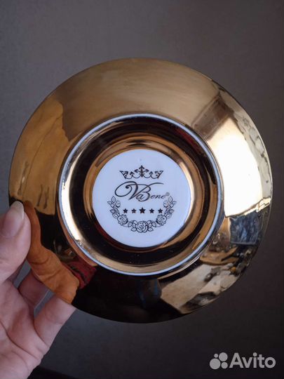 Блюдца коллекционные золотые 