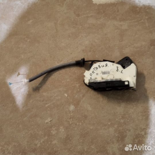Замок задней левой двери Skoda Octavia A7