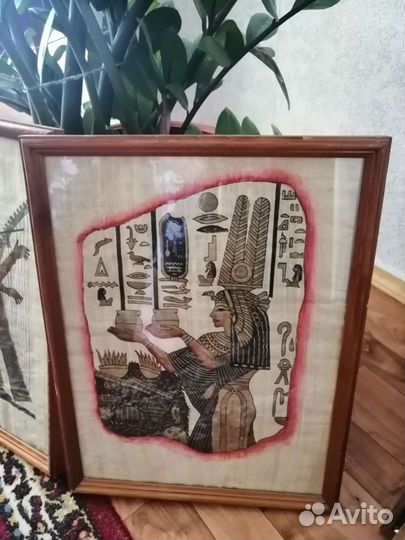 Папирус из Египта в рамке под стеклом