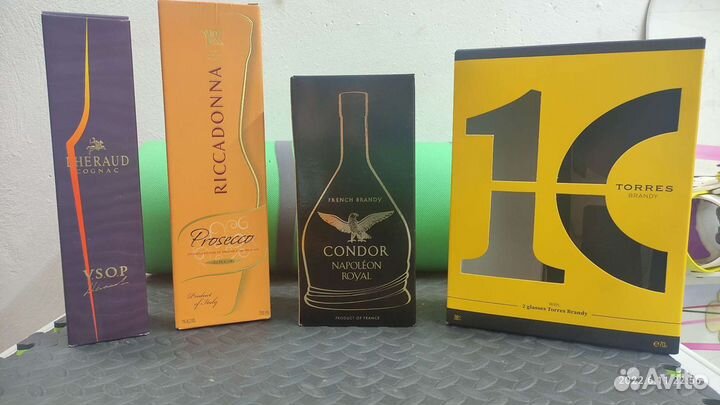 Бутылки и коробки от алкогольных напитков