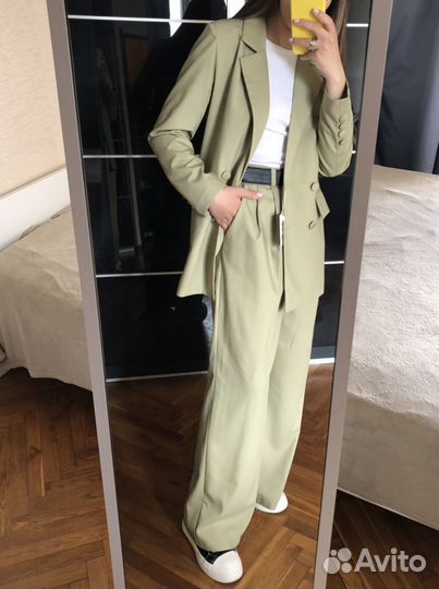 Брючный костюм новый 44