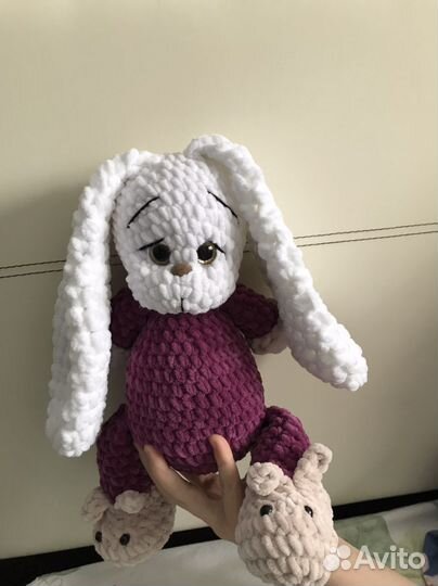 Вязаная игрушка «Зайка в повязке»