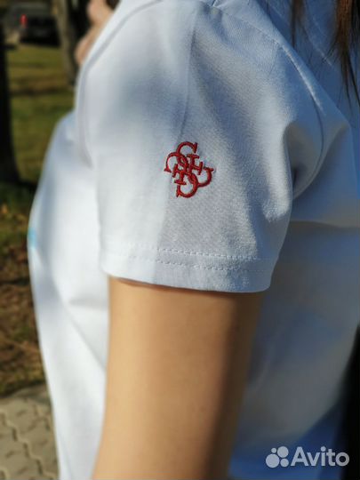 Женская футболка Guess: для ярких моментов