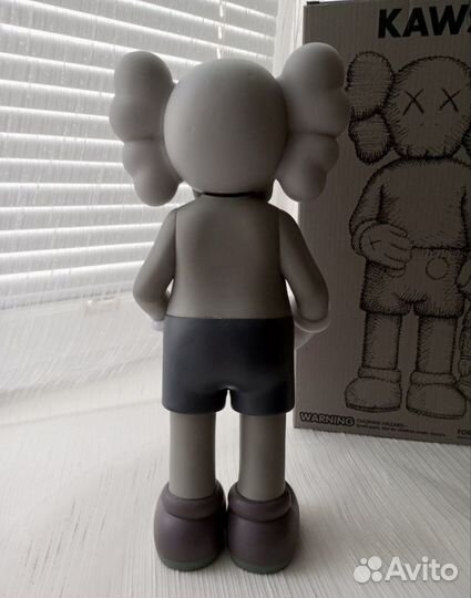 Коллекционная фигурка kaws с деньгами