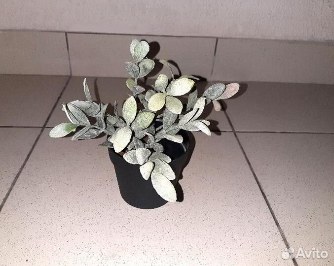 Искусственные цветы в горшках