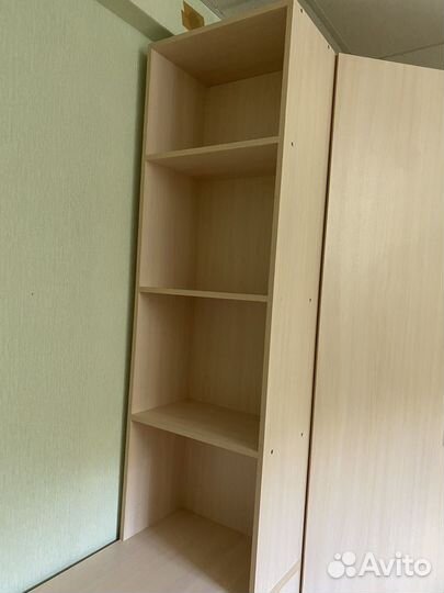 Стол и шкаф