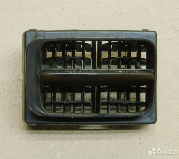 Дефлектор торпедо левый Audi 80 B3