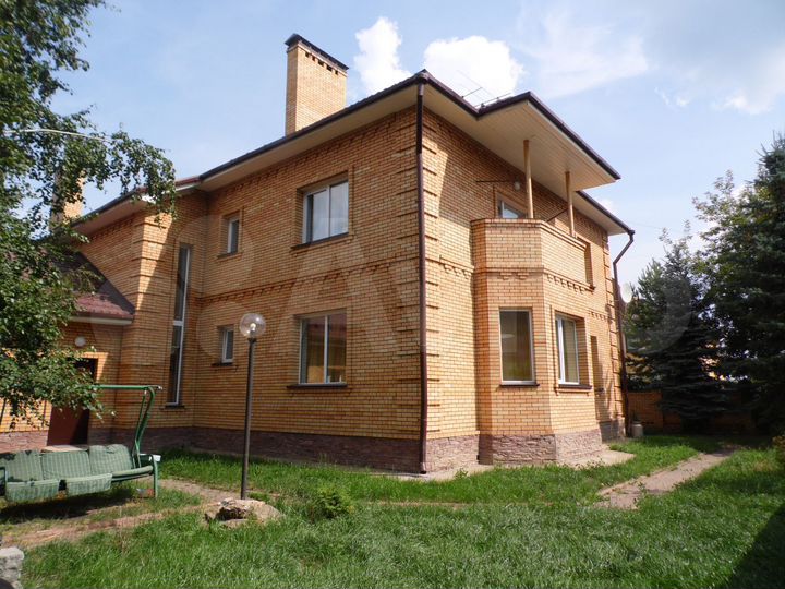 Коттедж 448 м² на участке 10 сот.