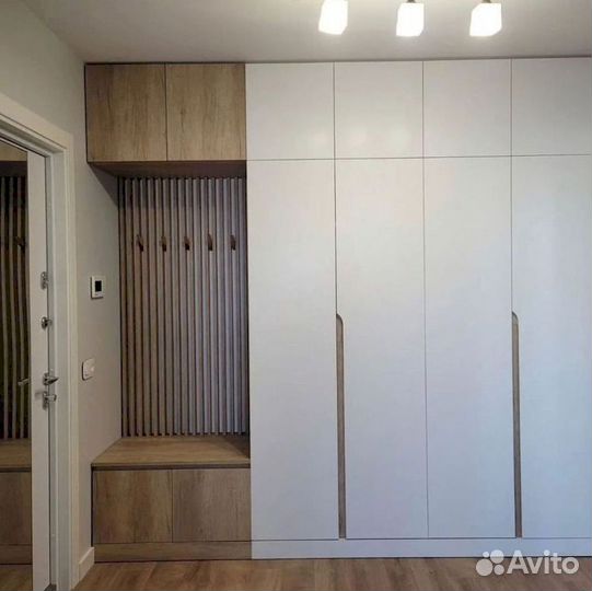Современный шкаф в прихожую под ключ