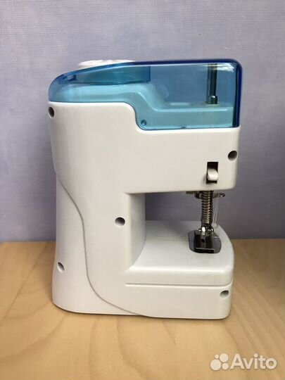 Миниатюрная швейная машинка