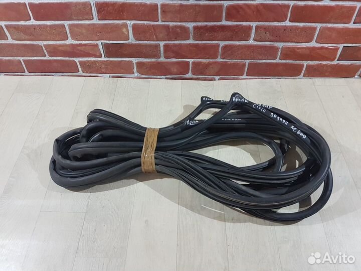 Уплотнитель двери Honda civic 4D 2009