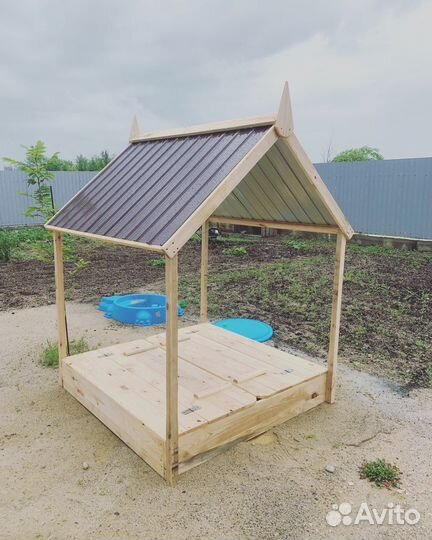 Песочница с крышкой и крышей