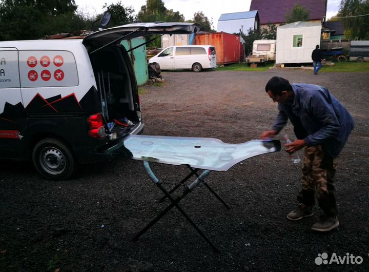 JCB 3CX Стекло ветровое нижнее левое